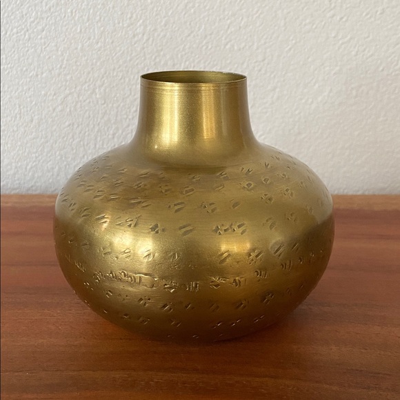 Brass hammered vase vintage vibes brushed gold patterned home decor boho modern - Picture 3 of 15